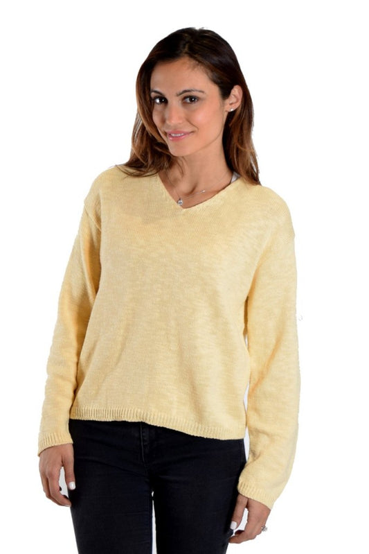 This Cotton Slub sweater is designed to fit most body types, with a v-neck and relaxed fit. Its mid-hip length for the petite and slightly below the belt for the tall offer comfort and convenience. Additionally, it is both Machine Washable and proudly Made in the USA.