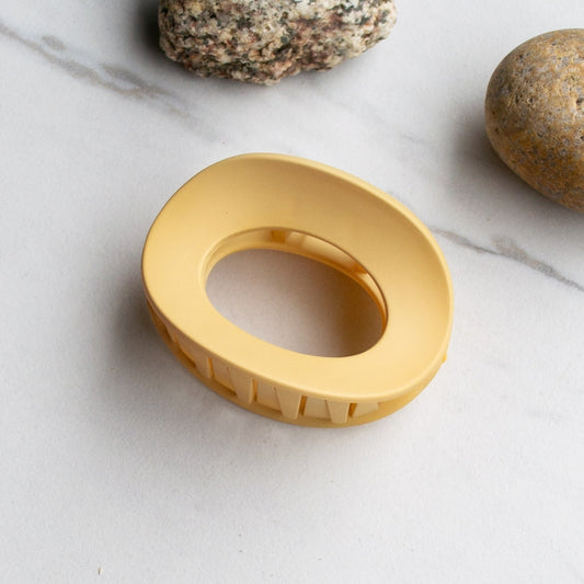 This 100% Acrylic Ellipse Ring Hair Claw Clip offers a sleek matte finish with dimensions of 2"x4"x1". Its elongated shape adds a fashionable touch to any hairstyle without sacrificing the strength of its hold.