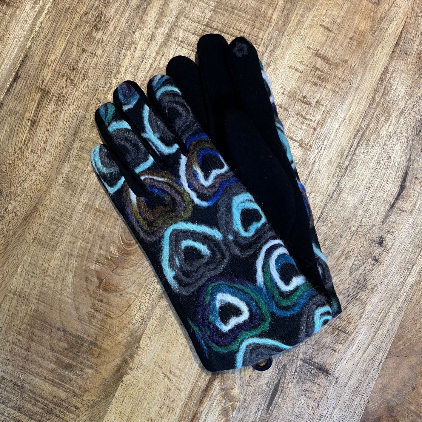 Spiral Yarn Gloves