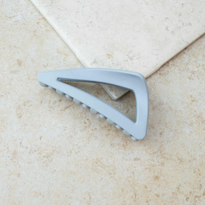 Made from 100% acrylic, this triangular hair claw has a matte finish. Reversing it adds another dimension of styling possibilities. It's perfect for any hair type and offers maximum hold for your everyday look.