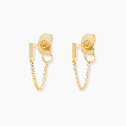 Tantum Chain Huggies provide an exquisite, modern accessory to add elegance to any look. Crafted with 18k gold plated brass by California designer Gorjana, they feature a delicate vertical bar with an attached chain accent. Perfect for any occasion.