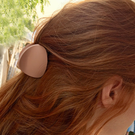 Constructed from 100% Acrylic, this small guitar-pick shaped hair clip features a matte finish and is suitable for thin to normal hair.
