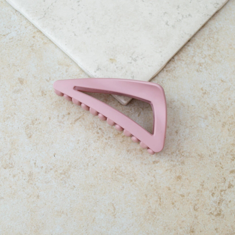 Made from 100% acrylic, this triangular hair claw has a matte finish. Reversing it adds another dimension of styling possibilities. It's perfect for any hair type and offers maximum hold for your everyday look.